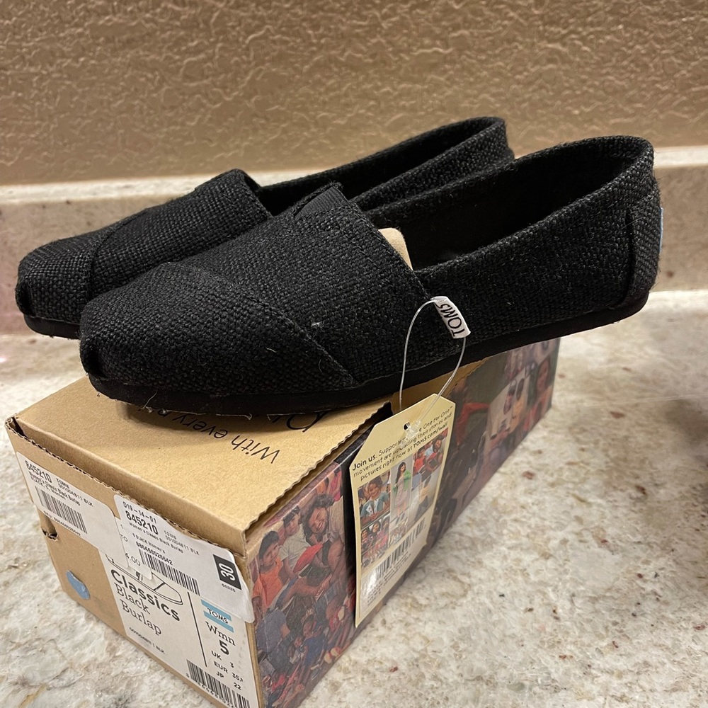 TOMS black canvas shoes-Size 5
